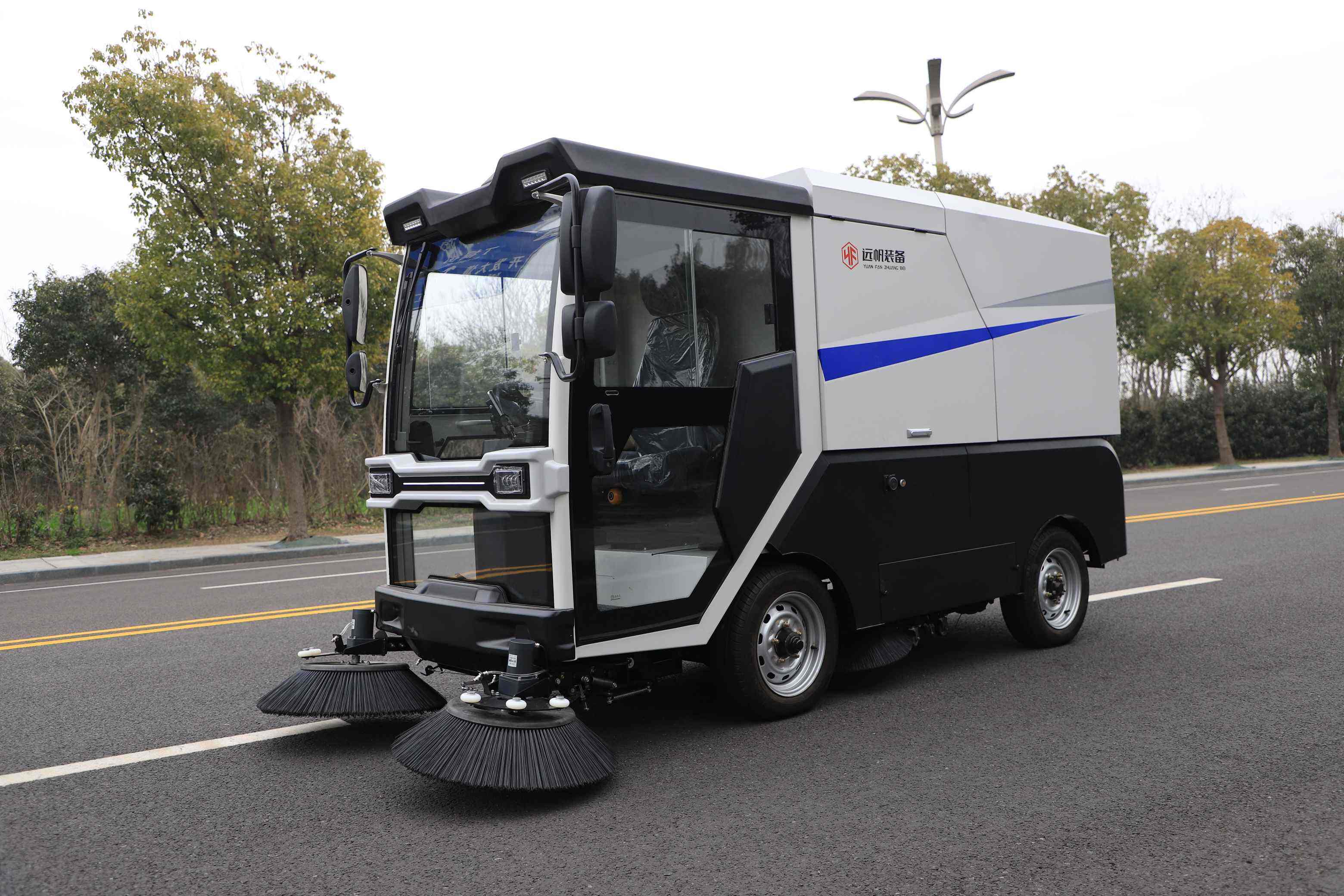 X1000l balayeur de route à vide et à décharge automatique