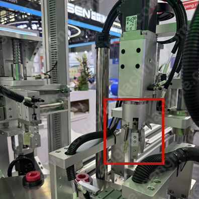 Full automatic lip gloss filling,capping,weighing,labeling & cartoning machine8(fab9fcc1ed).JPG