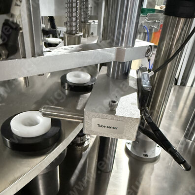 Automatic cosmetic mascara filling and capping machine7.JPG