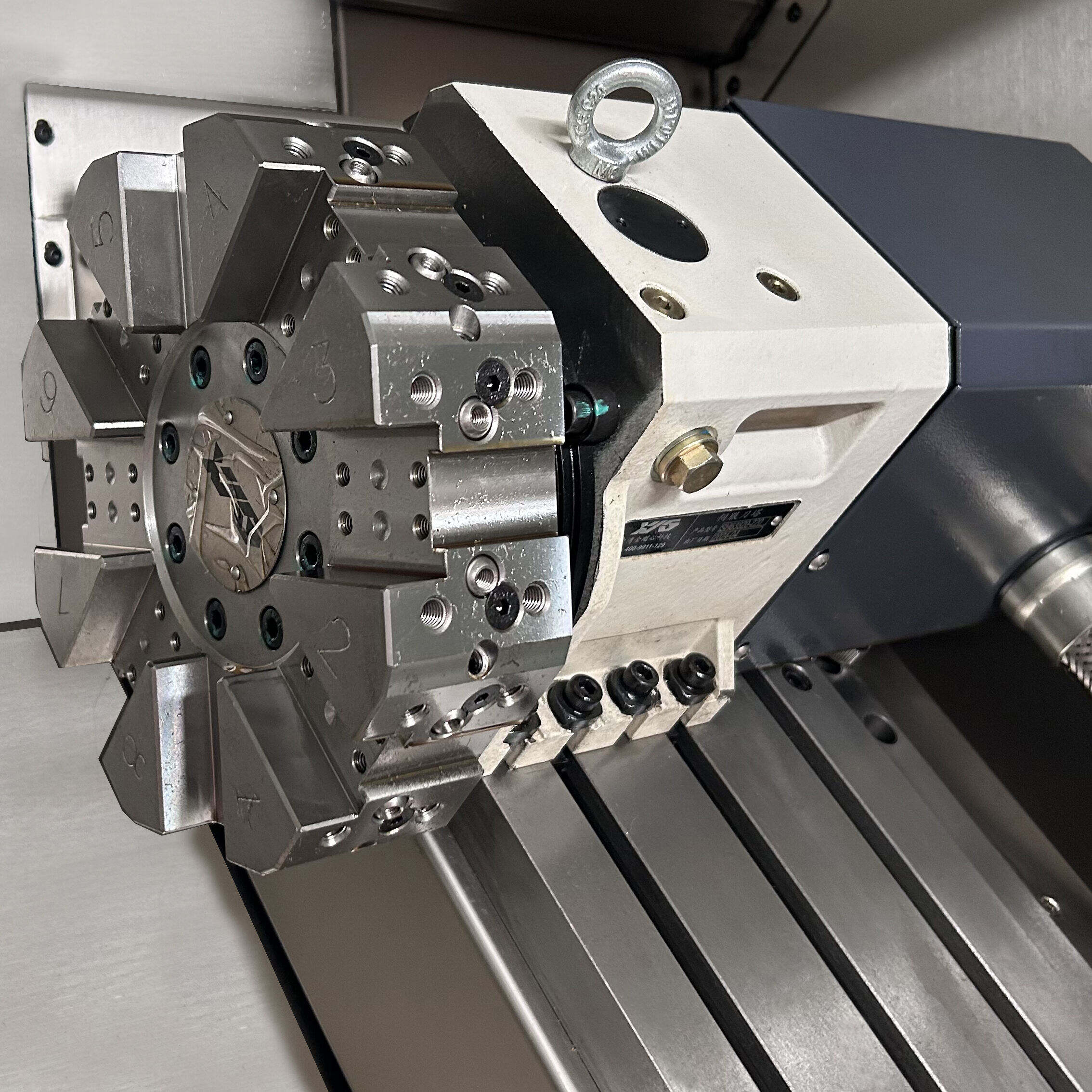 Tour CNC à banc incliné avec commande conviviale pour les petits et grands projets de fabrication