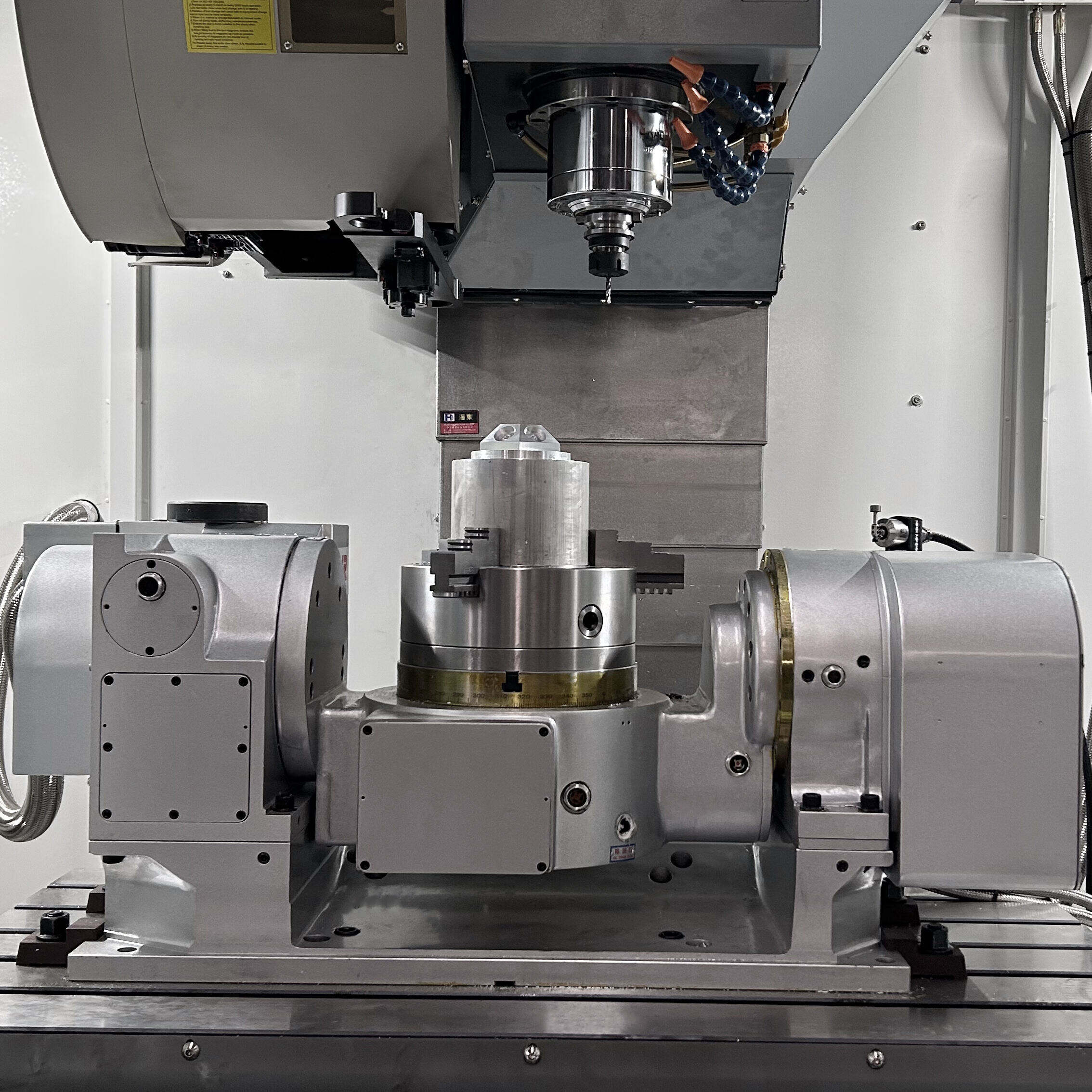 Centro de usinagem CNC de 5 eixos de alta precisão e melhor classificação para fabricação de alta tolerância