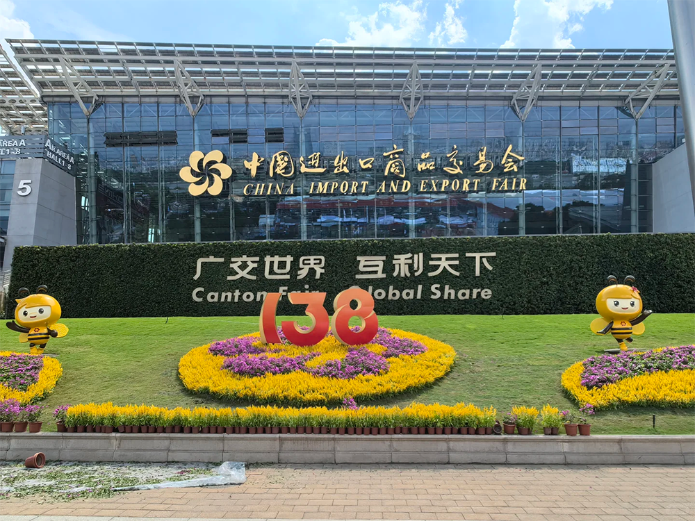 YOUNGBISON Y1280 compact loader made a successful debut at the Canton Fair, with its outstanding performance sparking a surge in orders.