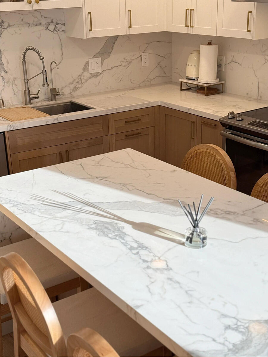 Modern Coastal - Inspired Kitchen Cabinetry na may Marble Accent