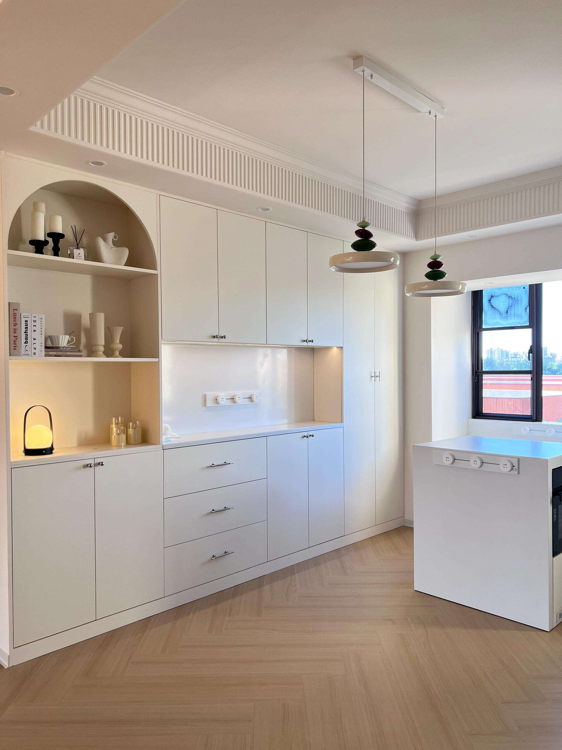 Gabinetes blancos hechos a medida con diversas configuraciones para cocina, dormitorio y entrada en hogares modernos