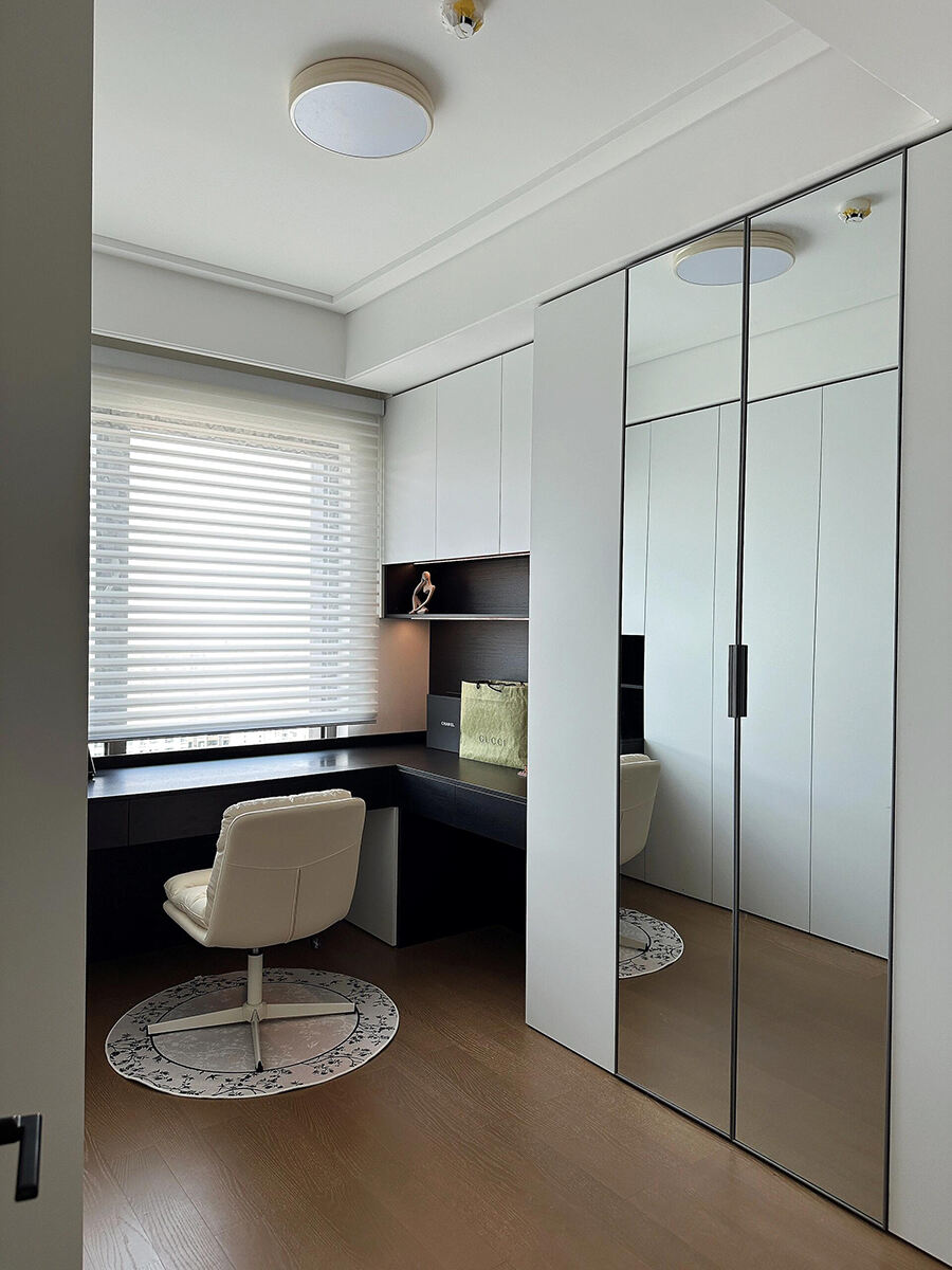 Chic Cloakroom - Study Combo: A Modern Solution for Multifunctional Spaces