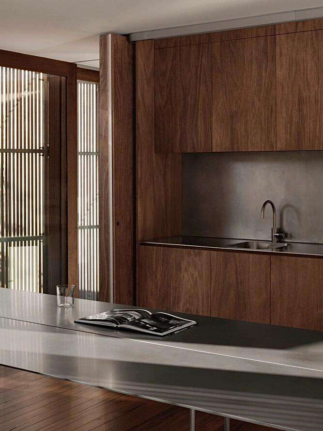 Gabinetes de Cocina de Acero Inoxidable con Diseño Moderno y Grano de Madera, Material Duradero y Formas Versátiles para Cocinas Domésticas Elegantes