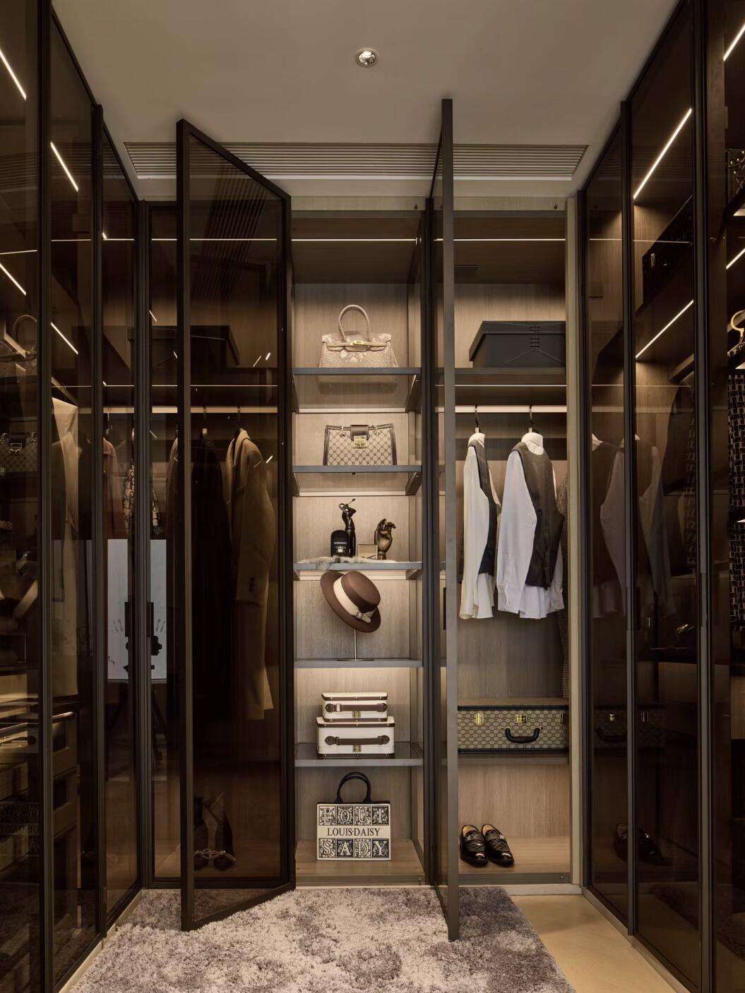 Luxury Modern Walk - in Closet Collection