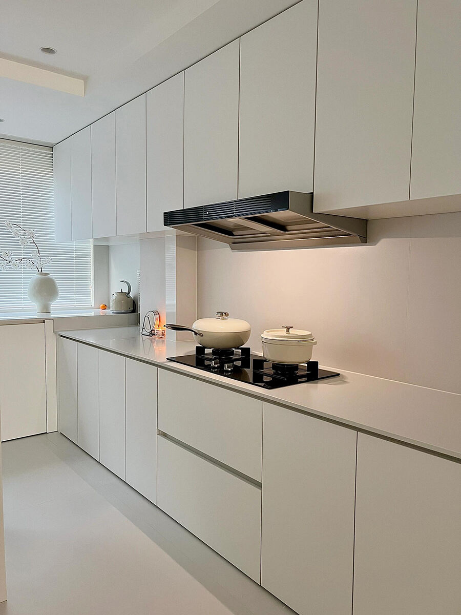 Modernos Armarios Blancos para una Cocina Luminosa