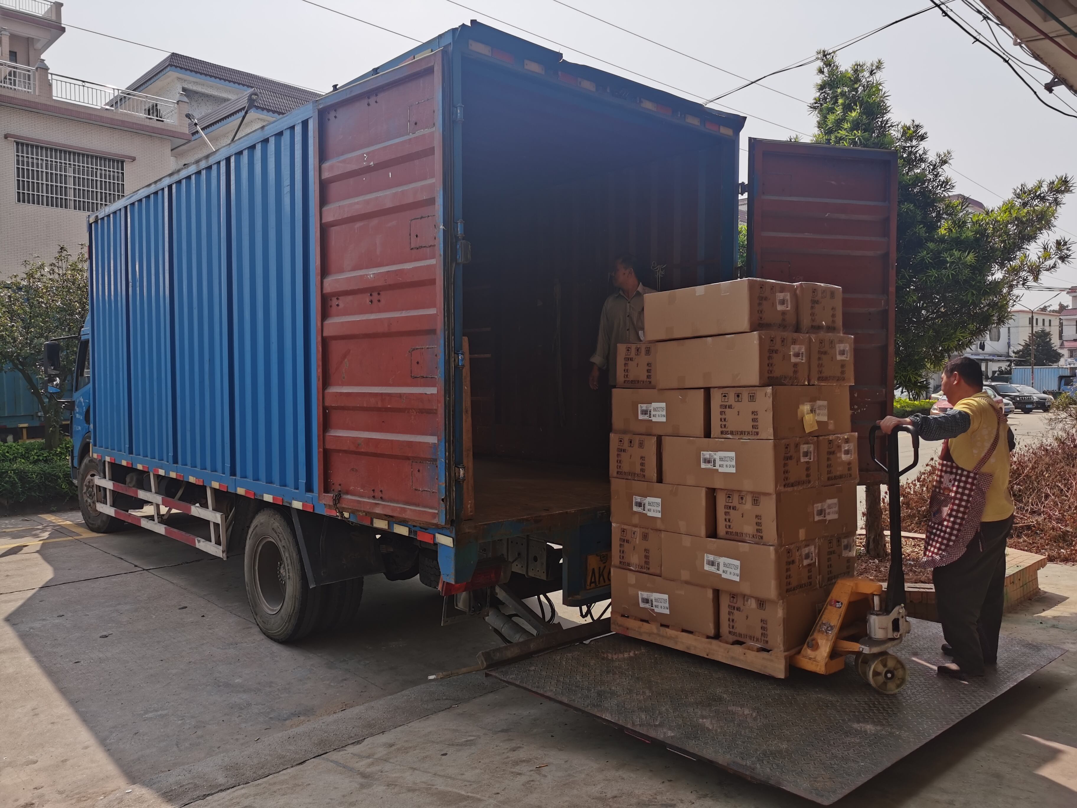 ໃຫ້​ຄວາມ​ສຳຄັນ​ກັບ​ການ​ຜະລິດ ແລະ ການ​ຈັດສົ່ງ