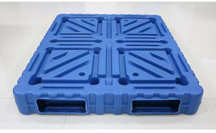 Plastic tray