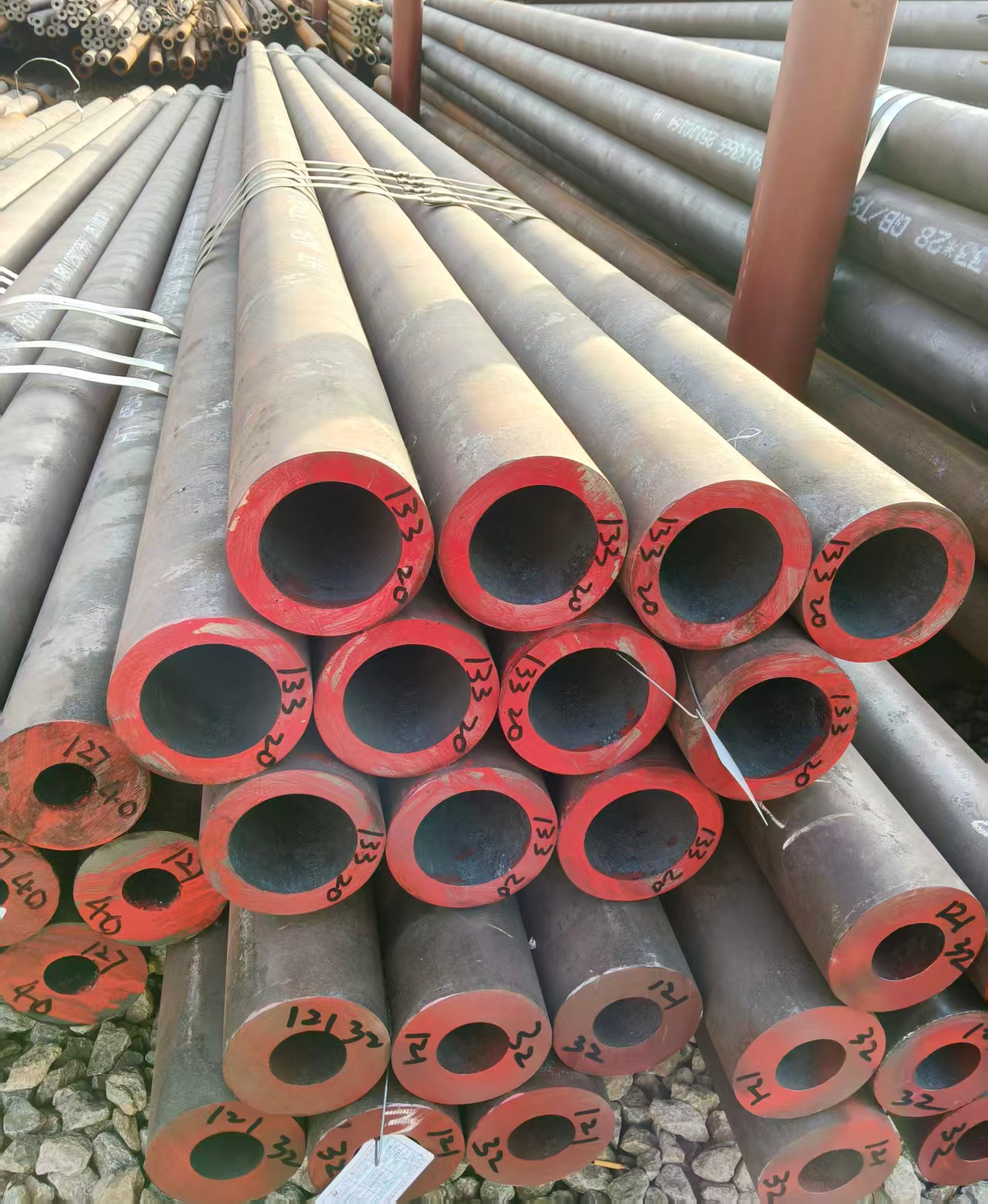 Quali tubi in lega resistono alle alte temperature nel settore energetico?