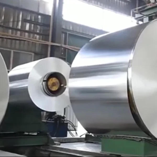 Aluminijasta traka z izboljšano trdnostjo in oblikovalnostjo