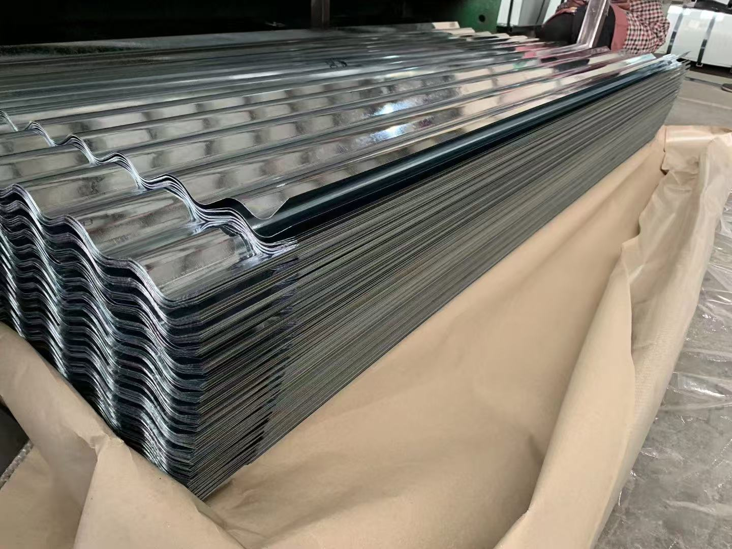 Чому хвилясті сталеві плити широко використовуються у будівництві?