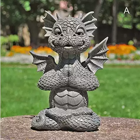 座禅を組んだドラゴン、胸の前で手を合わせたドラゴン、高い所に手を上げたドラゴン
