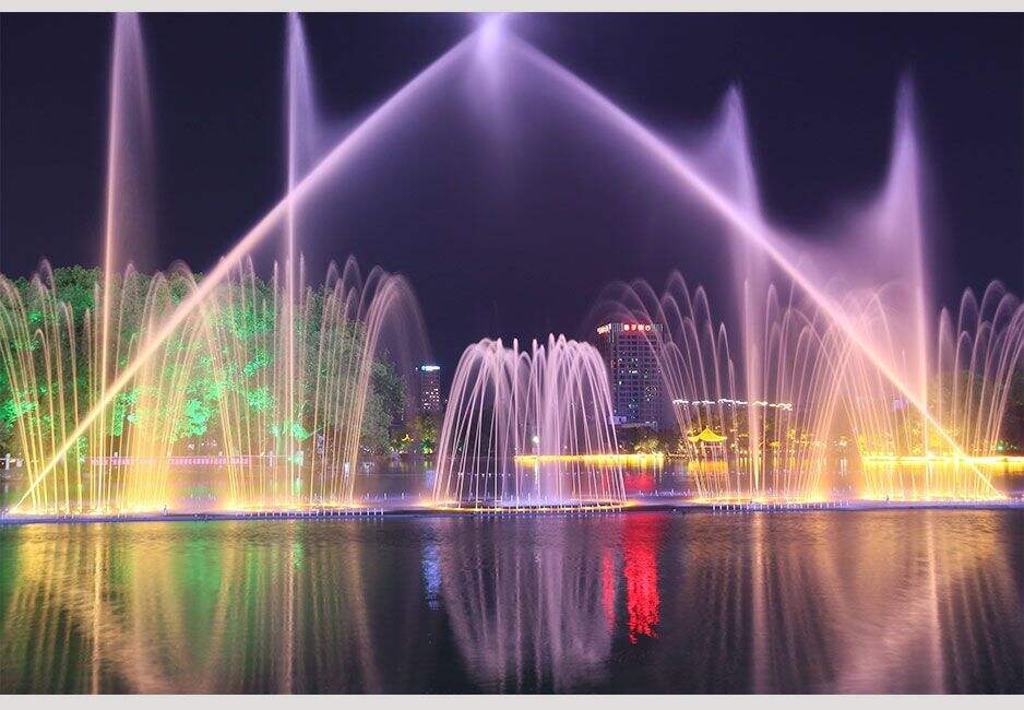 Descoperiți Magia Jocurilor de Apă Dansante în Peisajele Urbane
