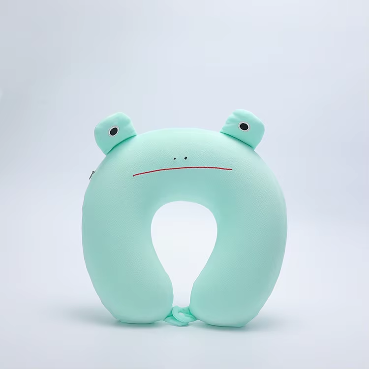 Cercando qualcosa di carino e comodo? Questo cuscino in schiuma con memoria decorato con cartoni animati si adatta bene.