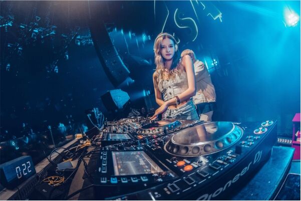 场景1-酒吧DJ.jpg