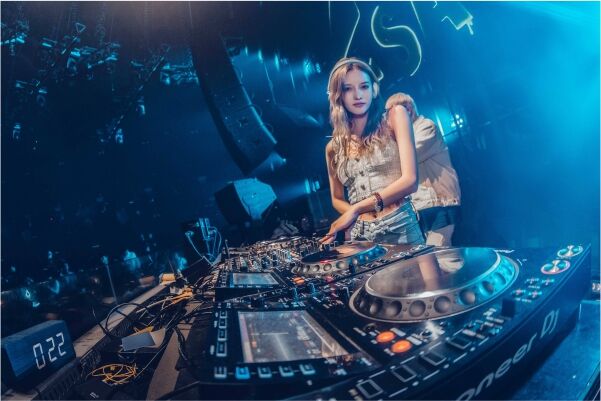 场景1-酒吧DJ.jpg