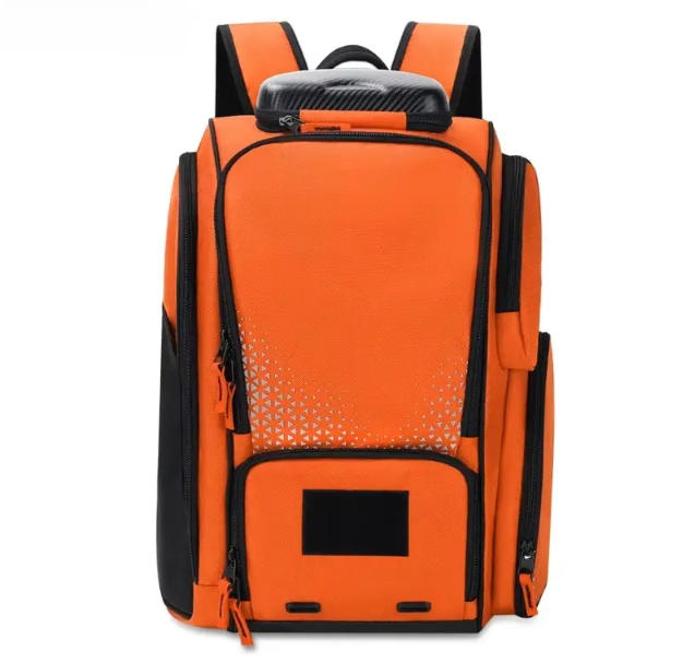 다수의 라켓을 수납할 수 있는 내구성 있는 라켓 백팩.