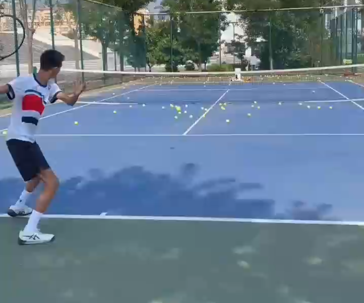 SMART TENNIS BALL MACHINE (Professional player testing)