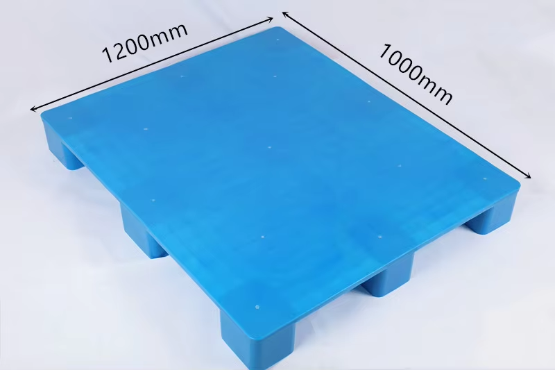 How does a plastic pallet reduce maintenance costs versus wooden pallets?
