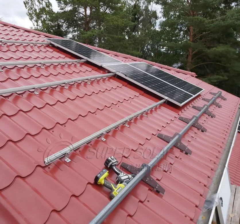 Comment choisir le bon pied en L solaire pour votre toit métallique