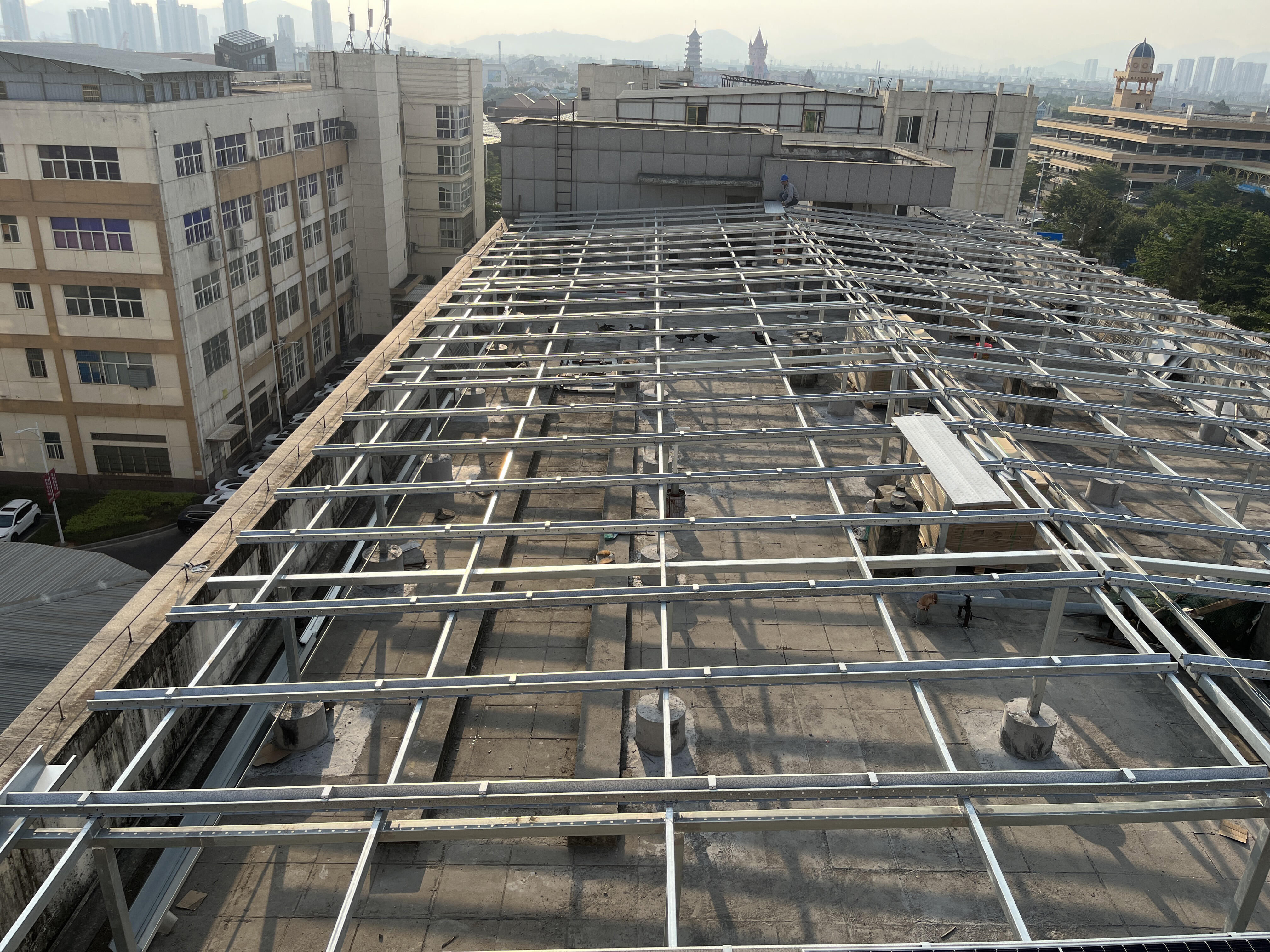 Processus d'installation simplifié avec un impact minimal sur le toit