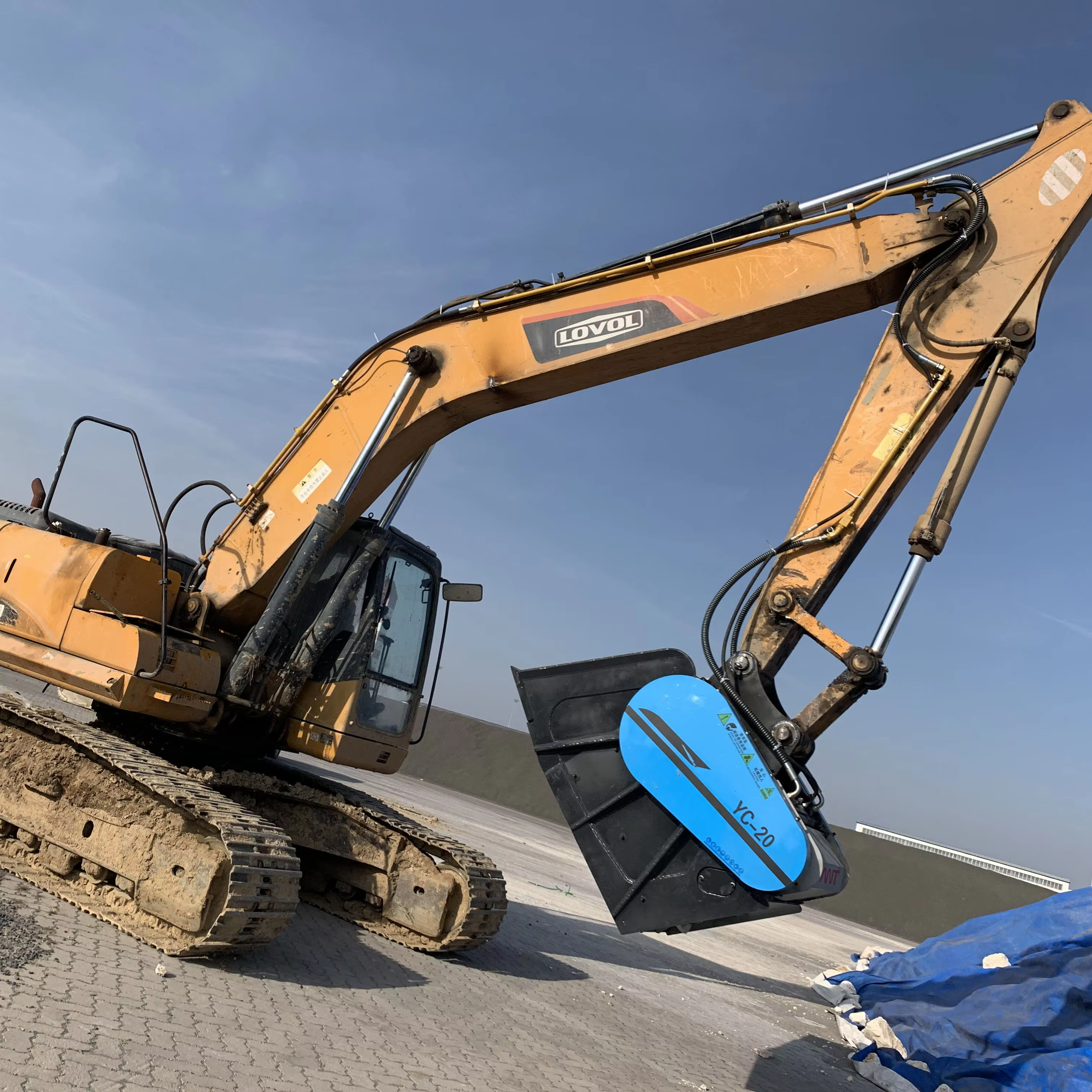 Excavator Bertenaga dengan Crusher – Penghancuran dan Daur Ulang Material yang Efisien di Lokasi