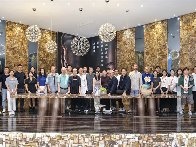 Friends from Afar Visit | Renowned Chinese Designers and Entrepreneurs Visit Yingliang Group for Exchange and Discussion