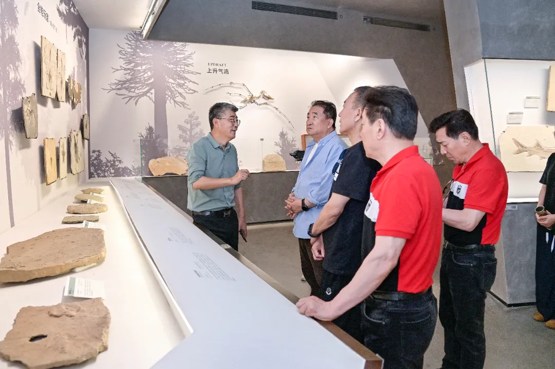 Renowned Crosstalk Artist and National Class One Actor Jiang Kun Visits Yingliang Group for Exchange and Discussion (7).webp