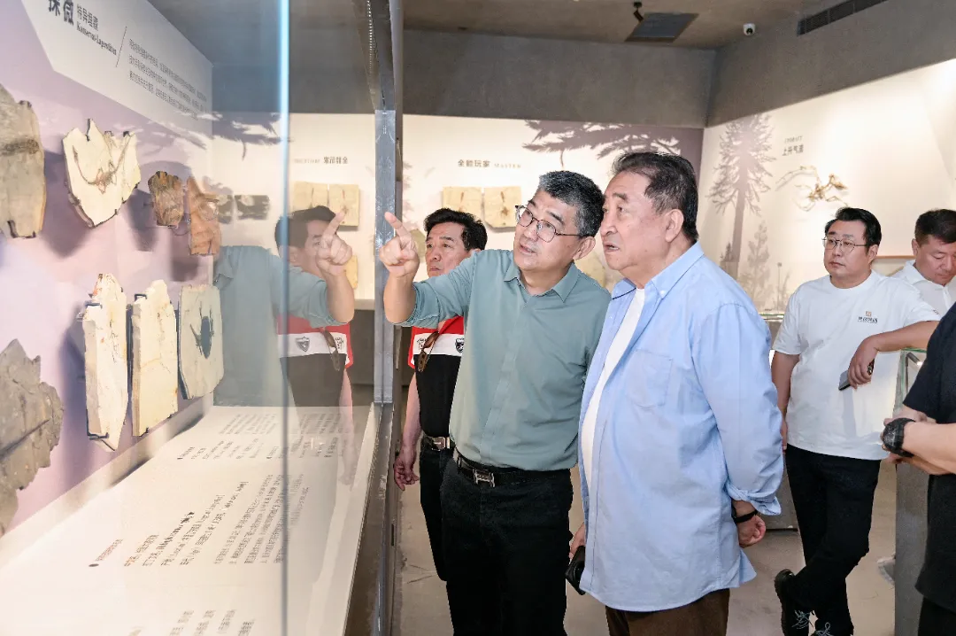 Renowned Crosstalk Artist and National Class One Actor Jiang Kun Visits Yingliang Group for Exchange and Discussion (8).webp