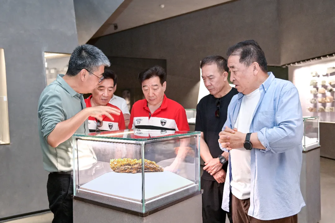 Renowned Crosstalk Artist and National Class One Actor Jiang Kun Visits Yingliang Group for Exchange and Discussion (3).webp