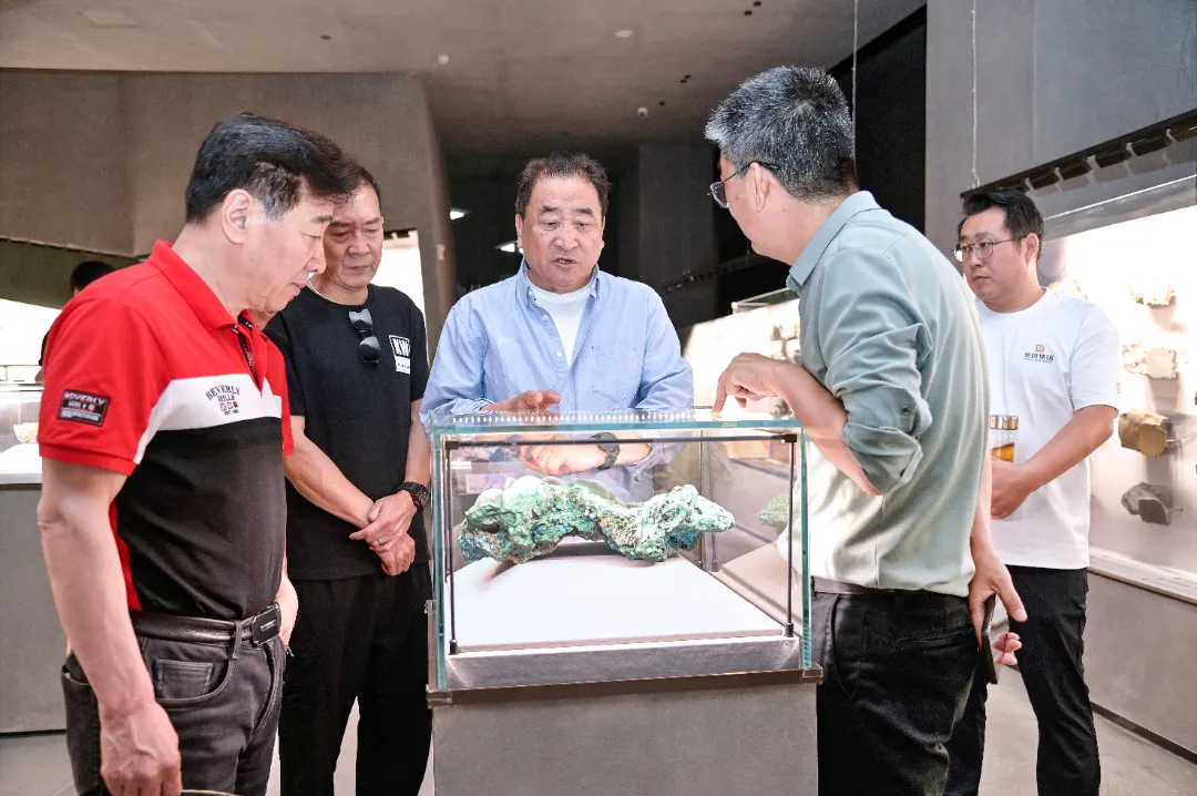 Renowned Crosstalk Artist and National Class One Actor Jiang Kun Visits Yingliang Group for Exchange and Discussion (4).webp