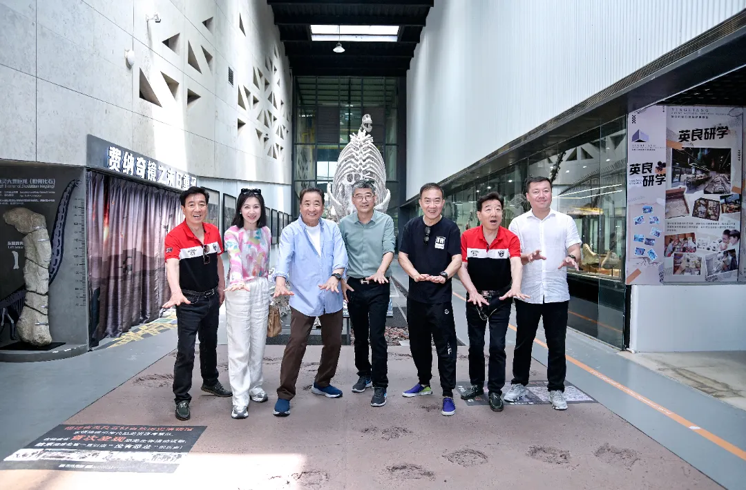 Renowned Crosstalk Artist and National Class One Actor Jiang Kun Visits Yingliang Group for Exchange and Discussion (15).webp