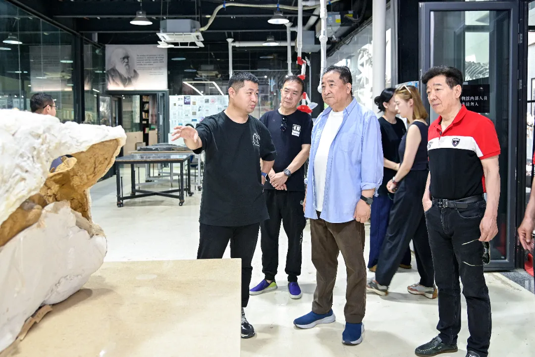 Renowned Crosstalk Artist and National Class One Actor Jiang Kun Visits Yingliang Group for Exchange and Discussion (10).webp
