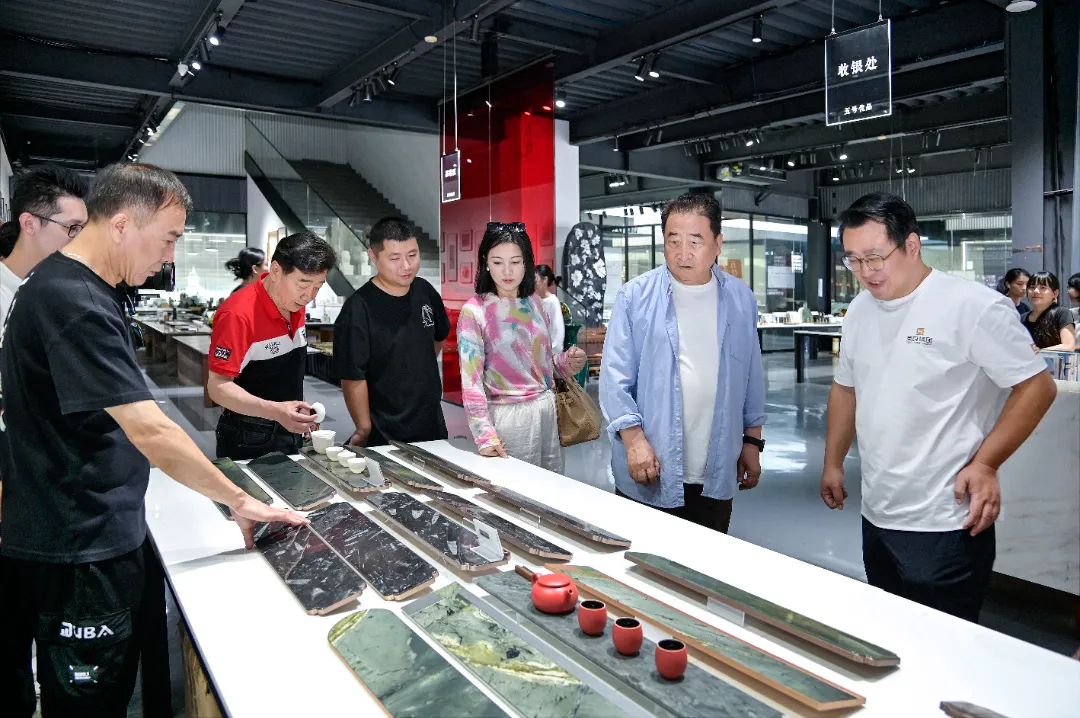 Renowned Crosstalk Artist and National Class One Actor Jiang Kun Visits Yingliang Group for Exchange and Discussion (12).webp