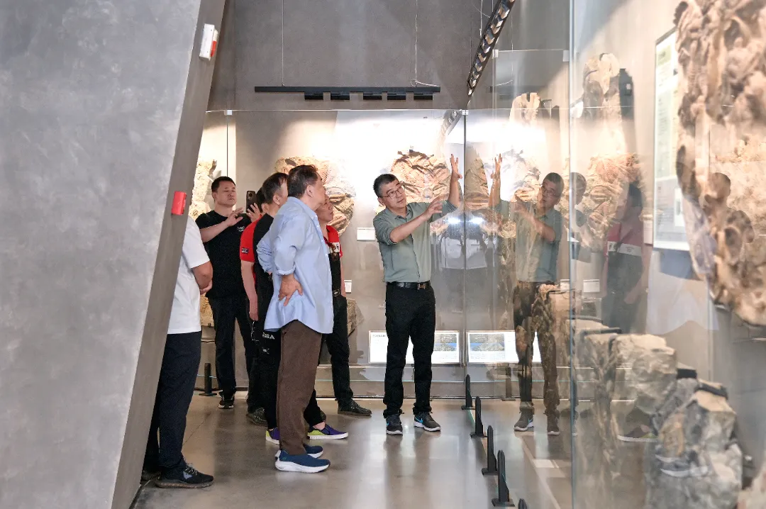 Renowned Crosstalk Artist and National Class One Actor Jiang Kun Visits Yingliang Group for Exchange and Discussion (5).webp