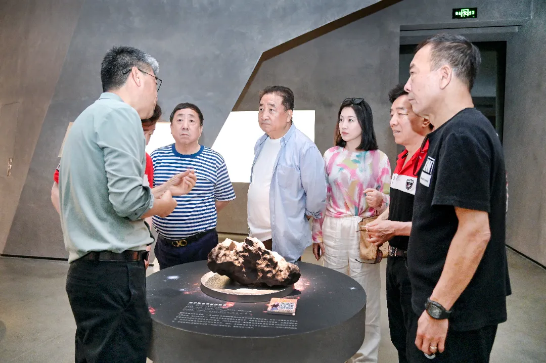 Renowned Crosstalk Artist and National Class One Actor Jiang Kun Visits Yingliang Group for Exchange and Discussion (2).webp