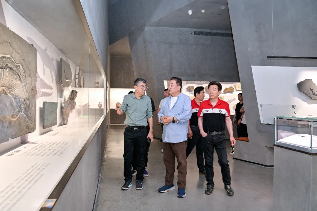 Renowned Crosstalk Artist and National Class One Actor Jiang Kun Visits Yingliang Group for Exchange and Discussion (6).webp