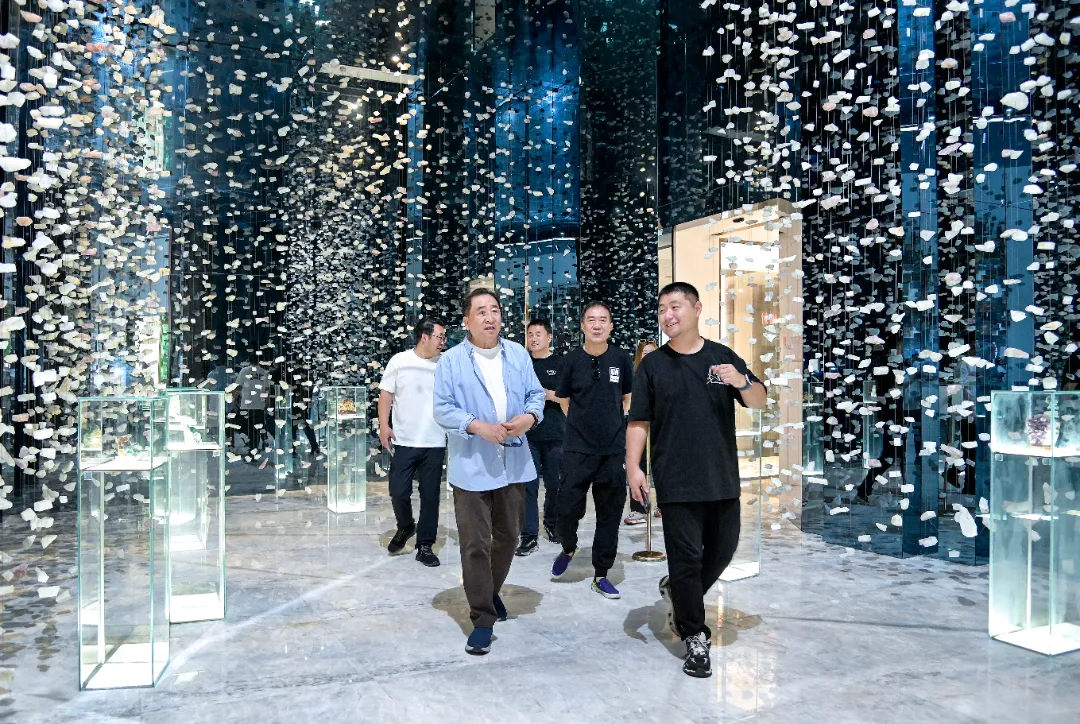 Renowned Crosstalk Artist and National Class One Actor Jiang Kun Visits Yingliang Group for Exchange and Discussion (14).webp