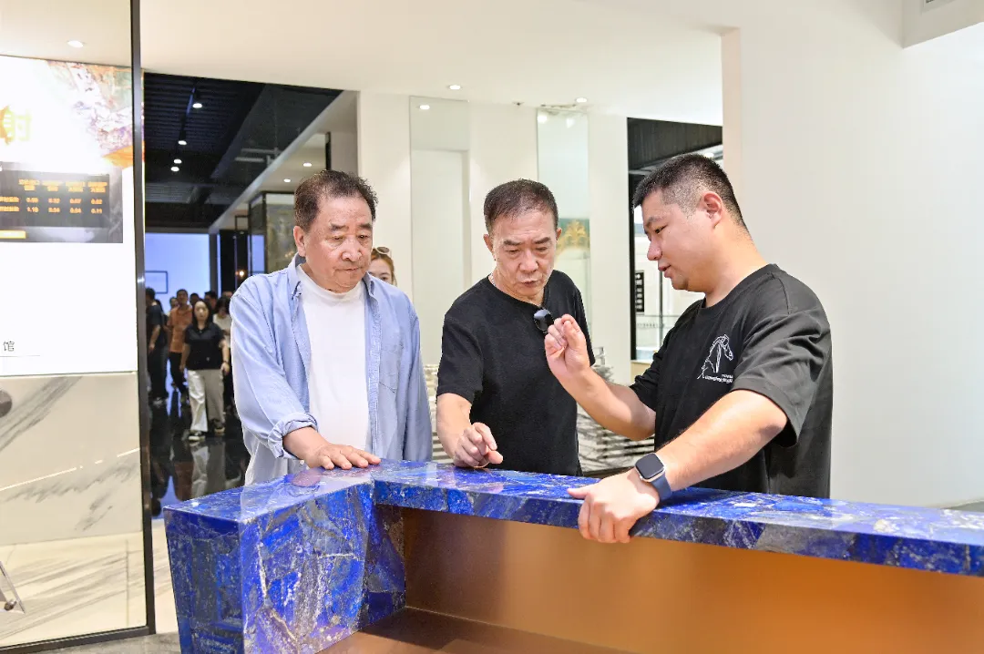 Renowned Crosstalk Artist and National Class One Actor Jiang Kun Visits Yingliang Group for Exchange and Discussion (13).webp