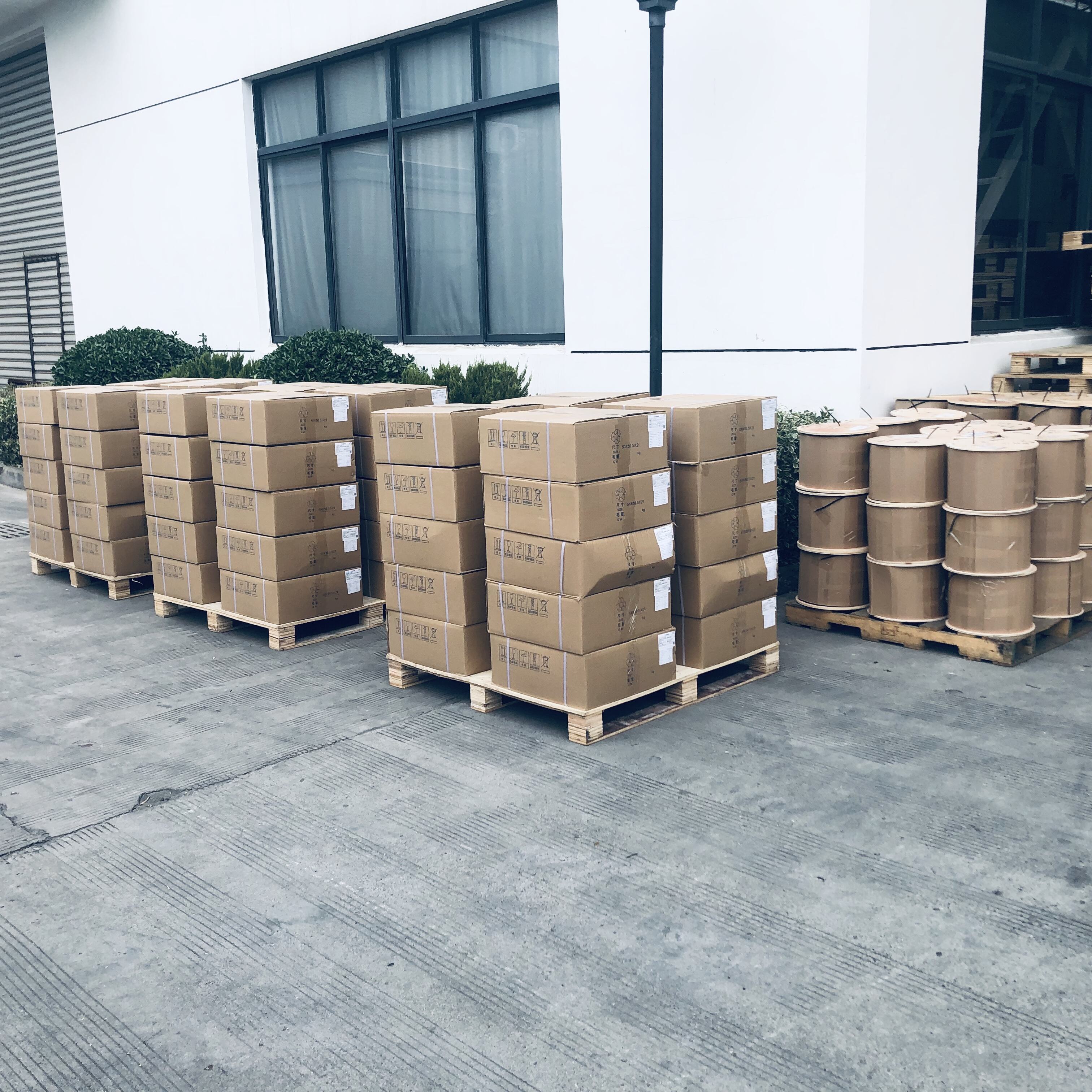 Is LMR400 coaxial cable suitable for low-loss communication scenarios?