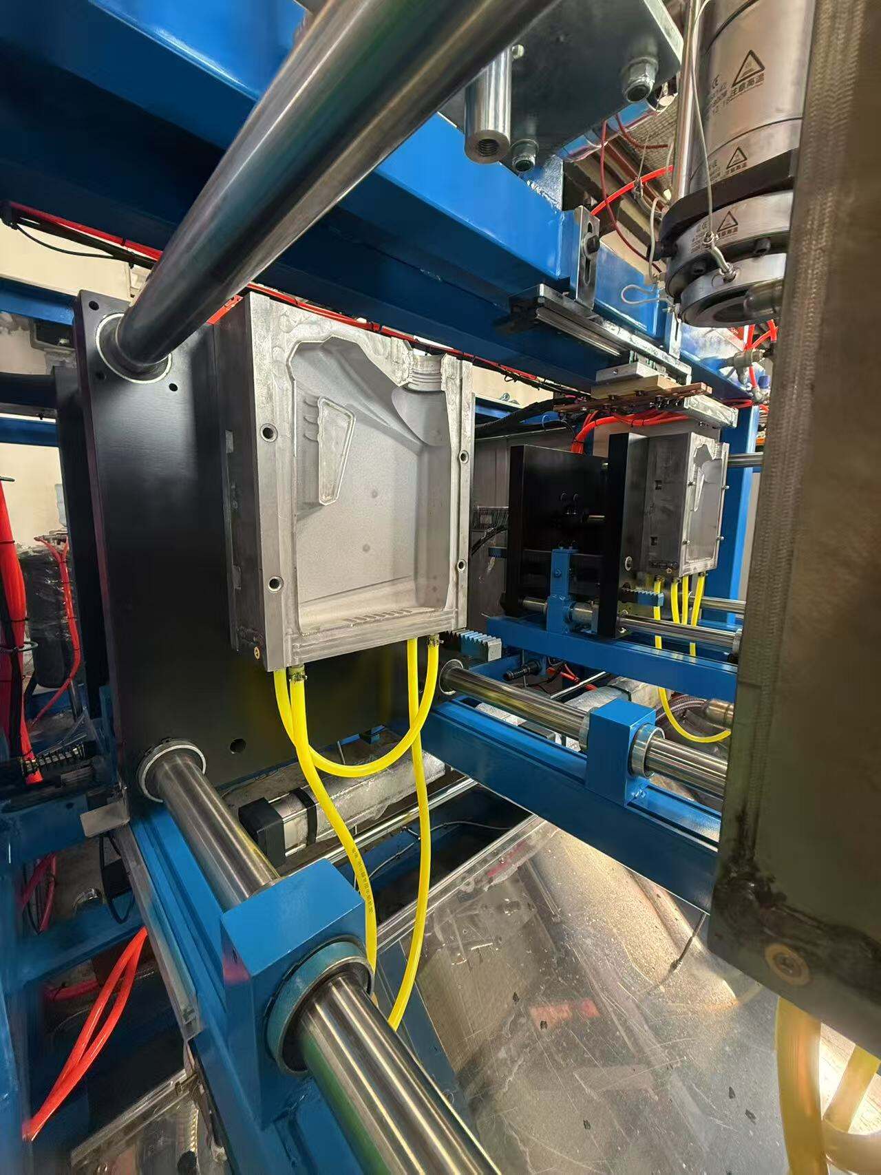 How to ensure stable performance of HDPE blow molding machine?
