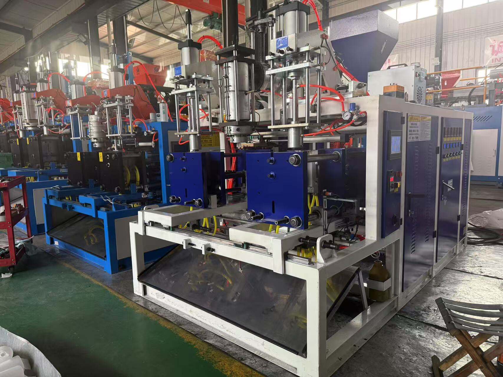Extrusion blow molding machine for household products
