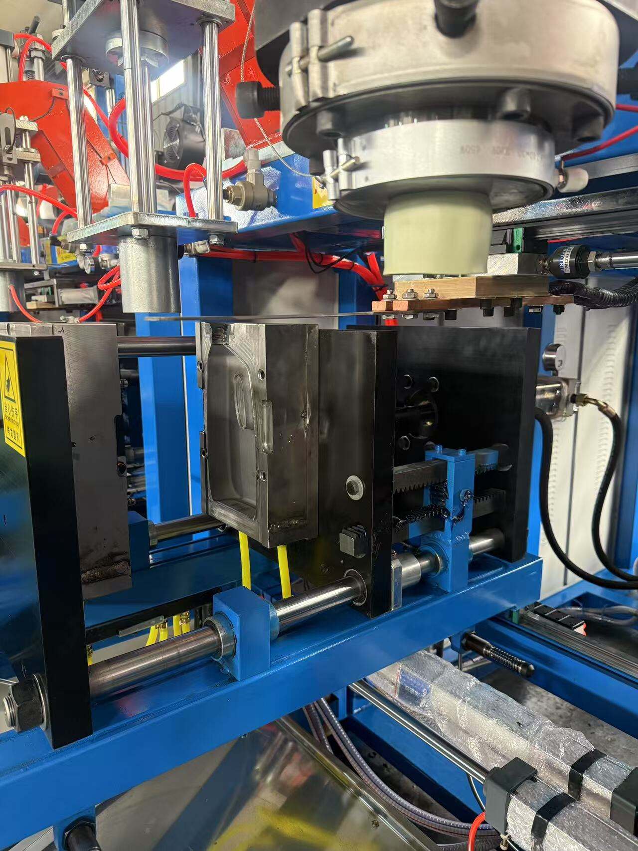 Μηχάνημα έγχυσης φυσήθρας για είδη πρώτης ανάγκης