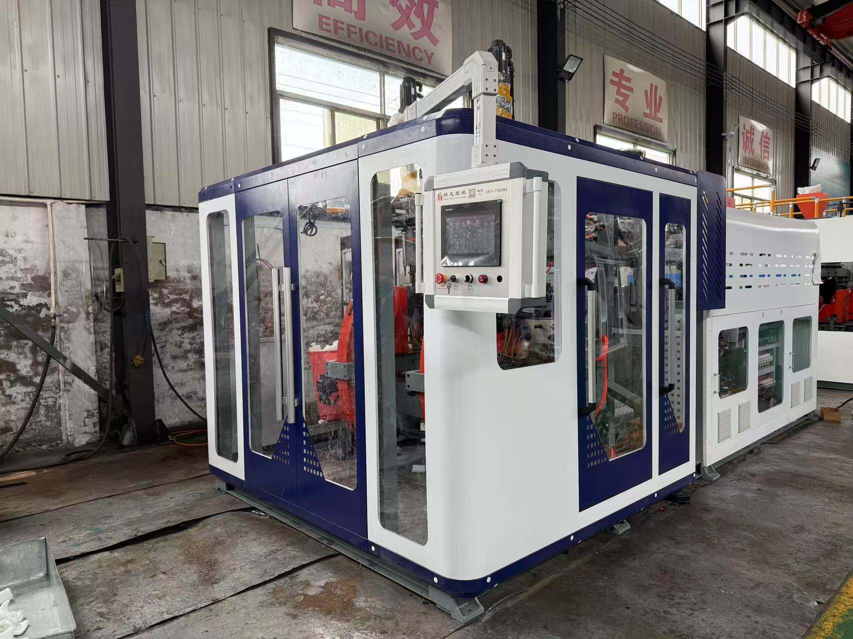 What are the differences between fully-automatic and semi-automatic plastic blow molding machines?
