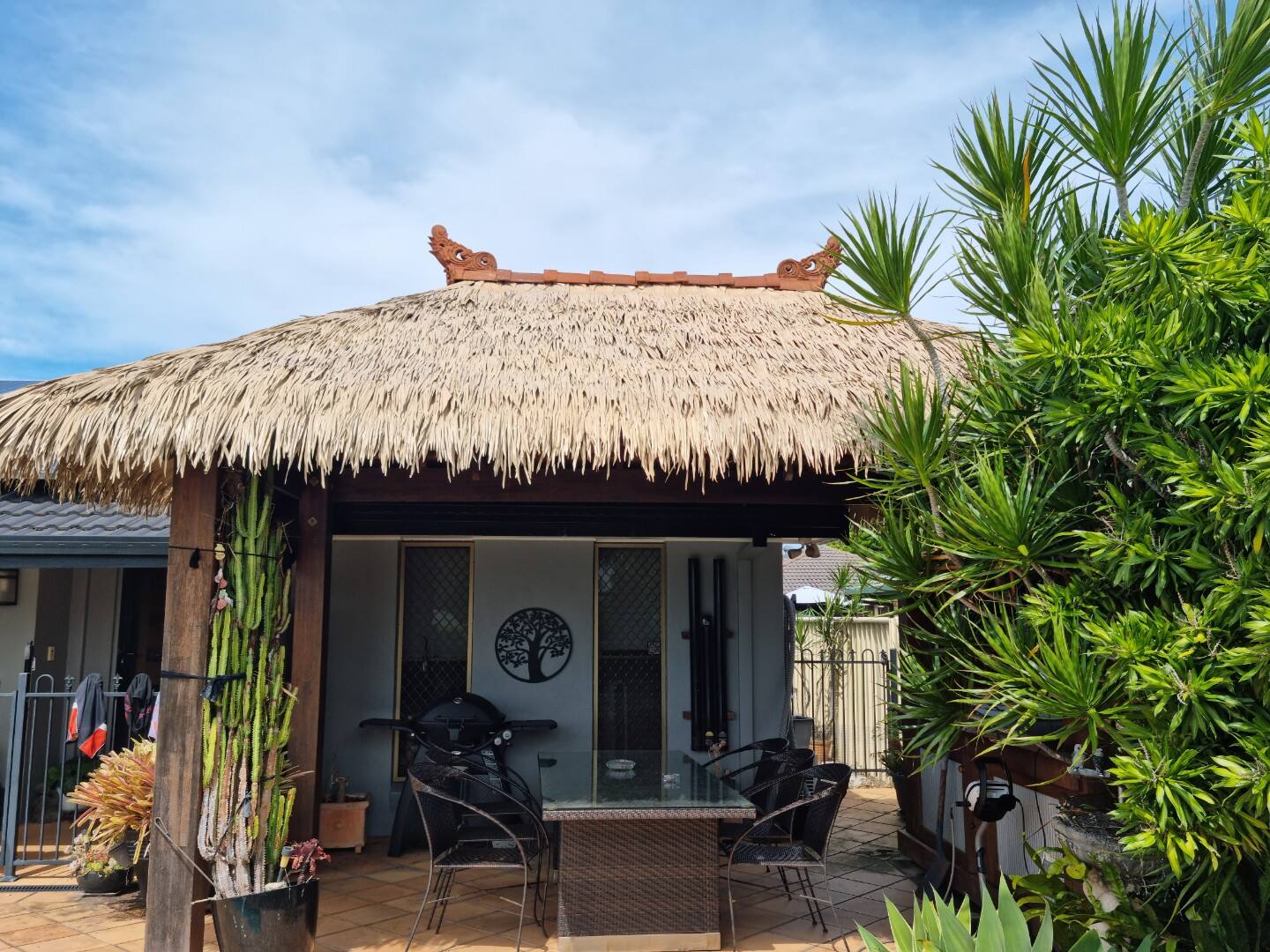 Perbandingan Biaya: Atap Daun Palm Sintetis vs. Bahan Alami