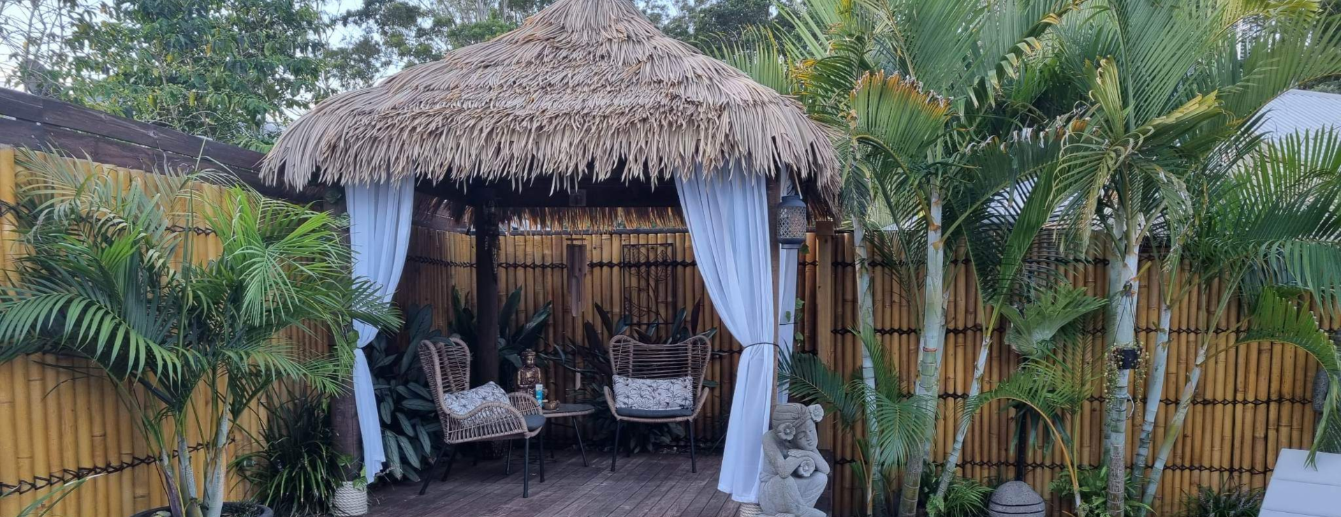 How to Enhance Commercial Building Durability with Synthetic Palm Leaf Thatch