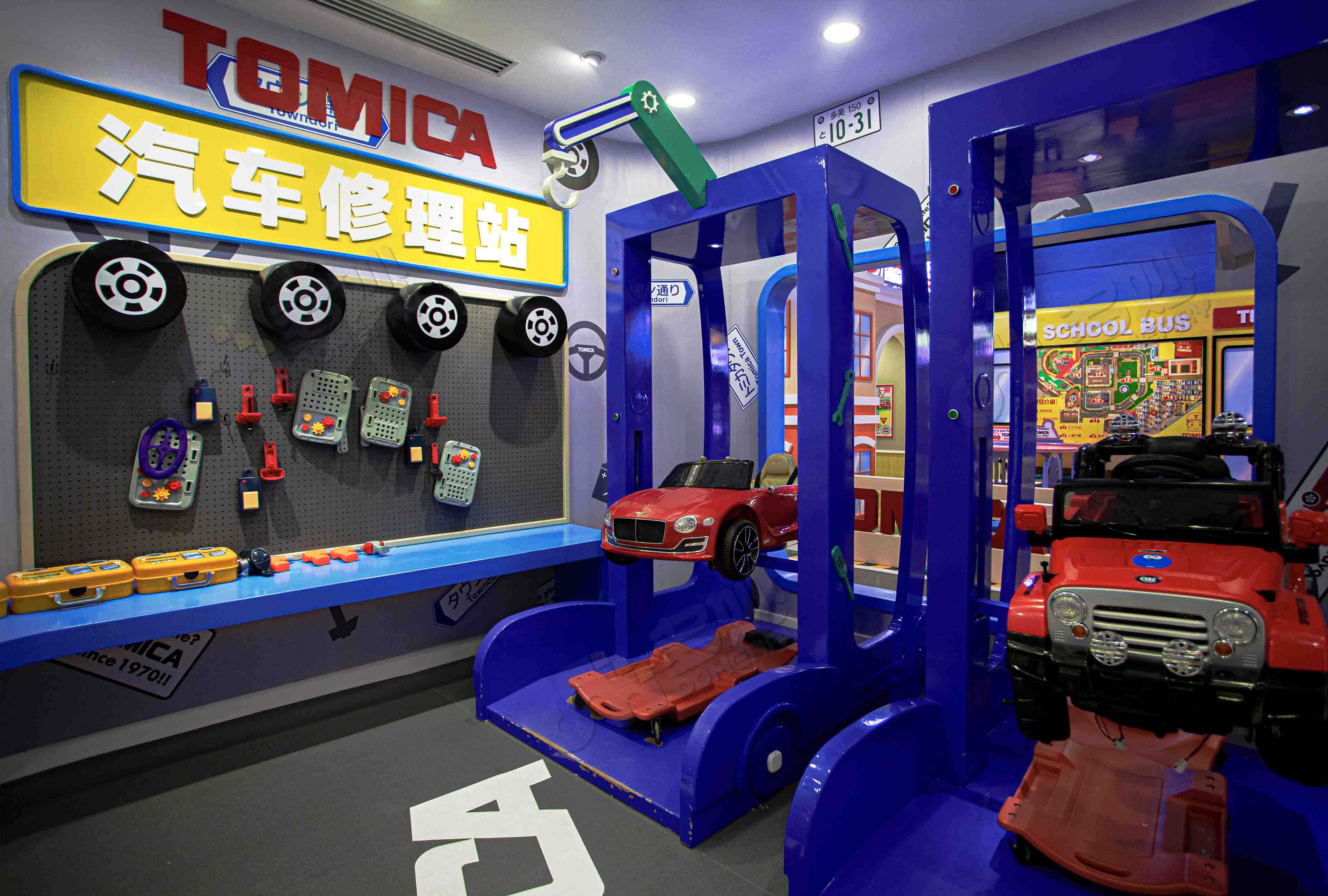 Tomica Car Theme Park: Werden Sie Rennfahrer und fordern Sie die Grenzen heraus