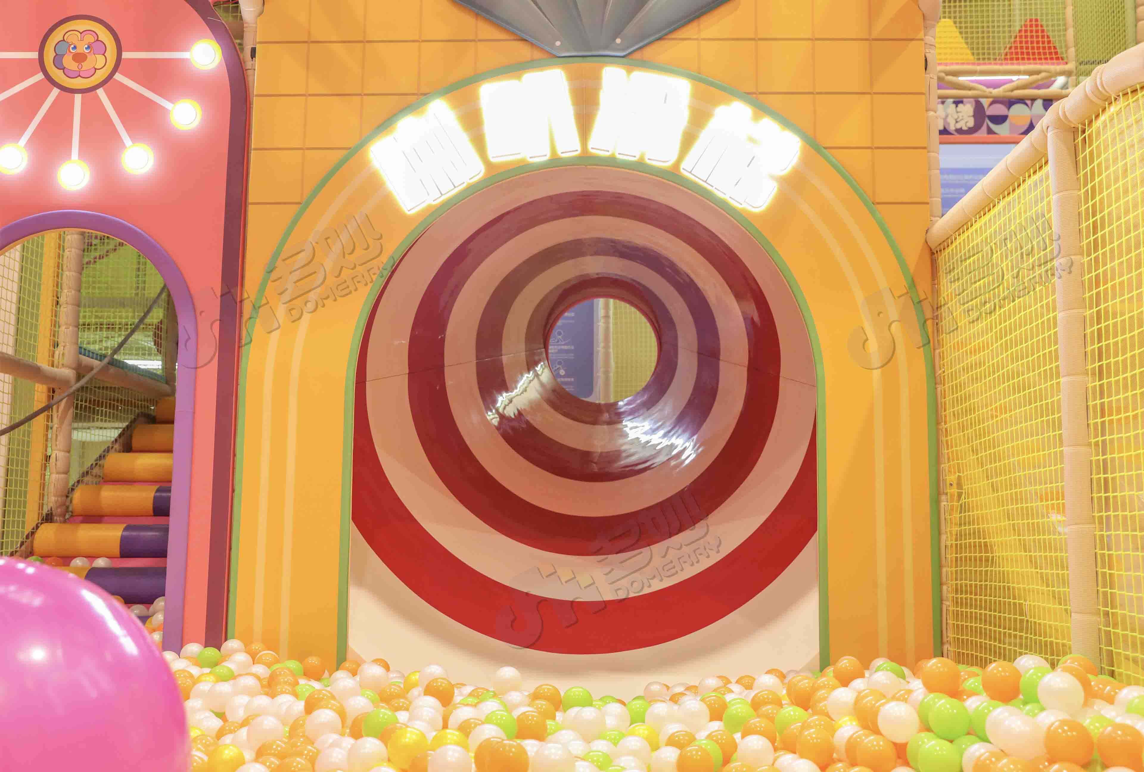 Centre de jeux sur le thème du cirque couleur bonbon